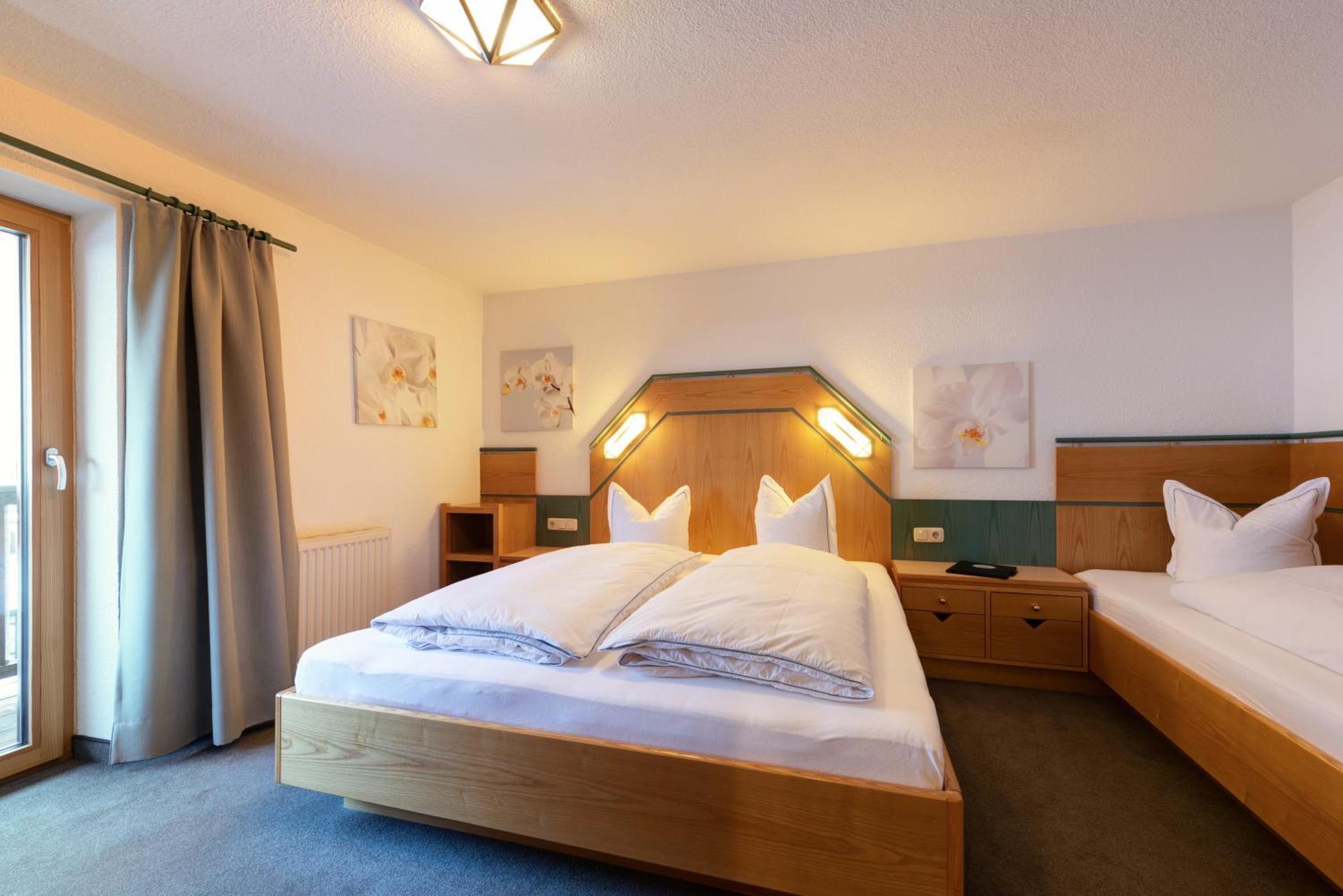Hotel Pension Kirchplatz Sankt Anton am Arlberg Room photo