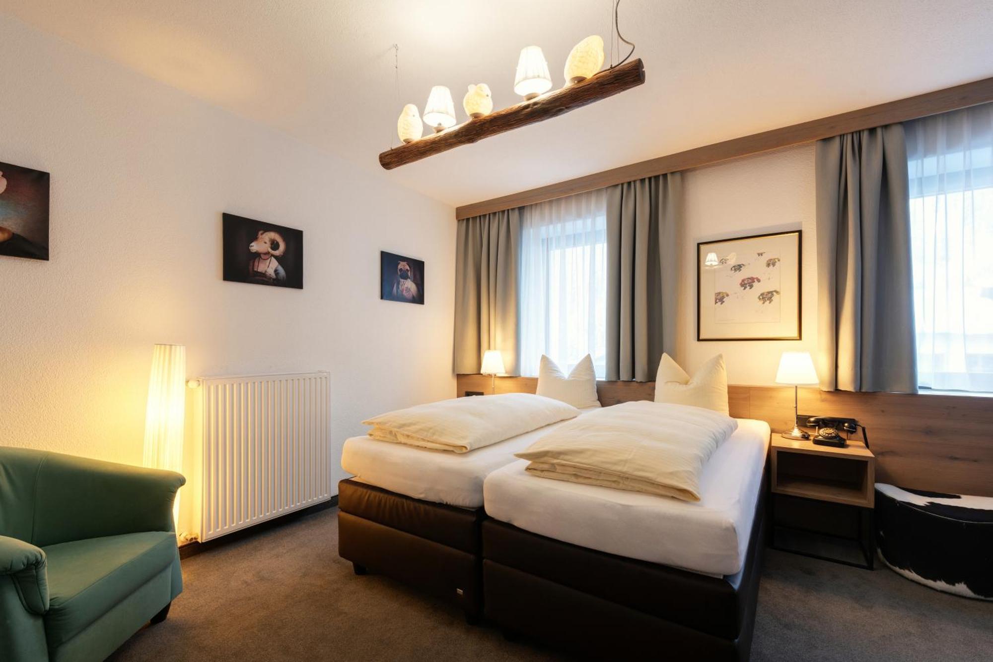 Hotel Pension Kirchplatz Sankt Anton am Arlberg Room photo