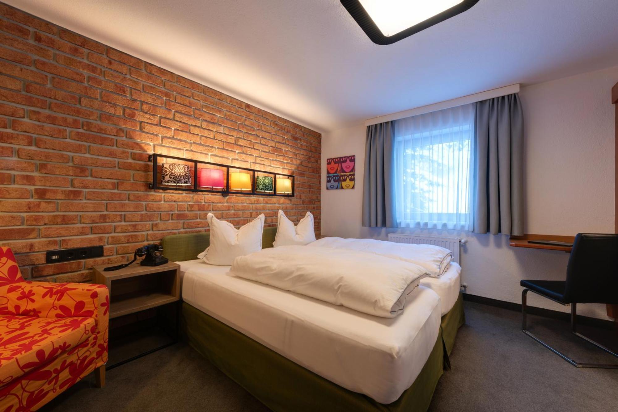 Hotel Pension Kirchplatz Sankt Anton am Arlberg Room photo